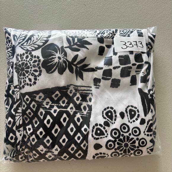 Chico's Women's Size 1 Medium Black and Whire Floral Geometric Capri Crop Pants - Picture 11 of 11